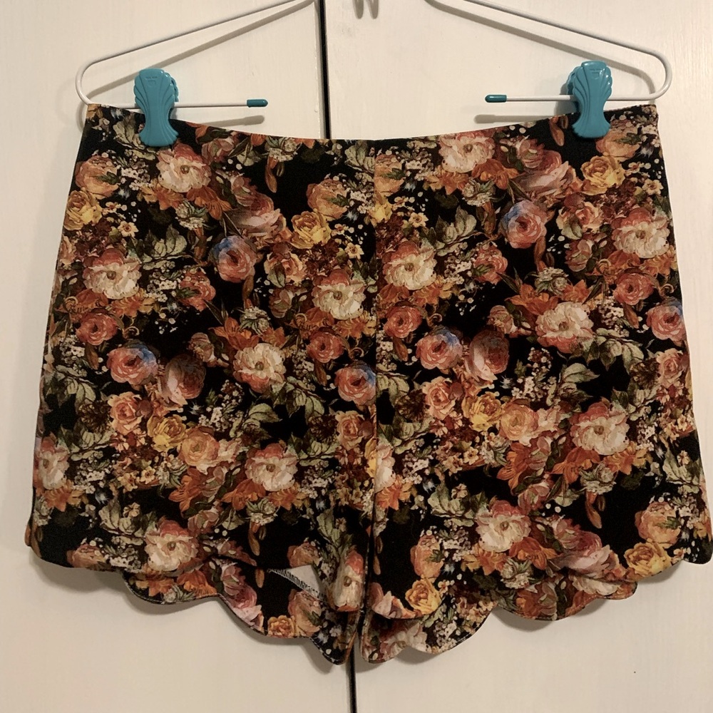 BLVD Floral mid-rise zip shorts.